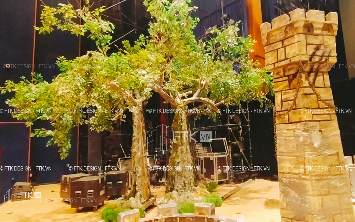 Mô hình lâu đài, tường thành trang trí kết hợp với mô hình đạo cụ cây cổ thủ tạo nên bối cảnh đậm chất cổ tích cho vở diễn