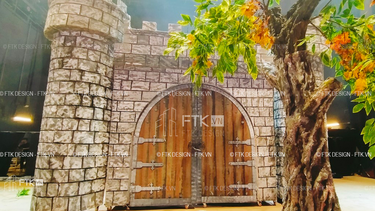 Mô hình lâu đài, tường thành trang trí có kết cấu cánh cửa đóng mở như thực tế cho phép diễn viên có thể đóng mở cửa trong lúc biểu diễn tiết mục một cách chân thực