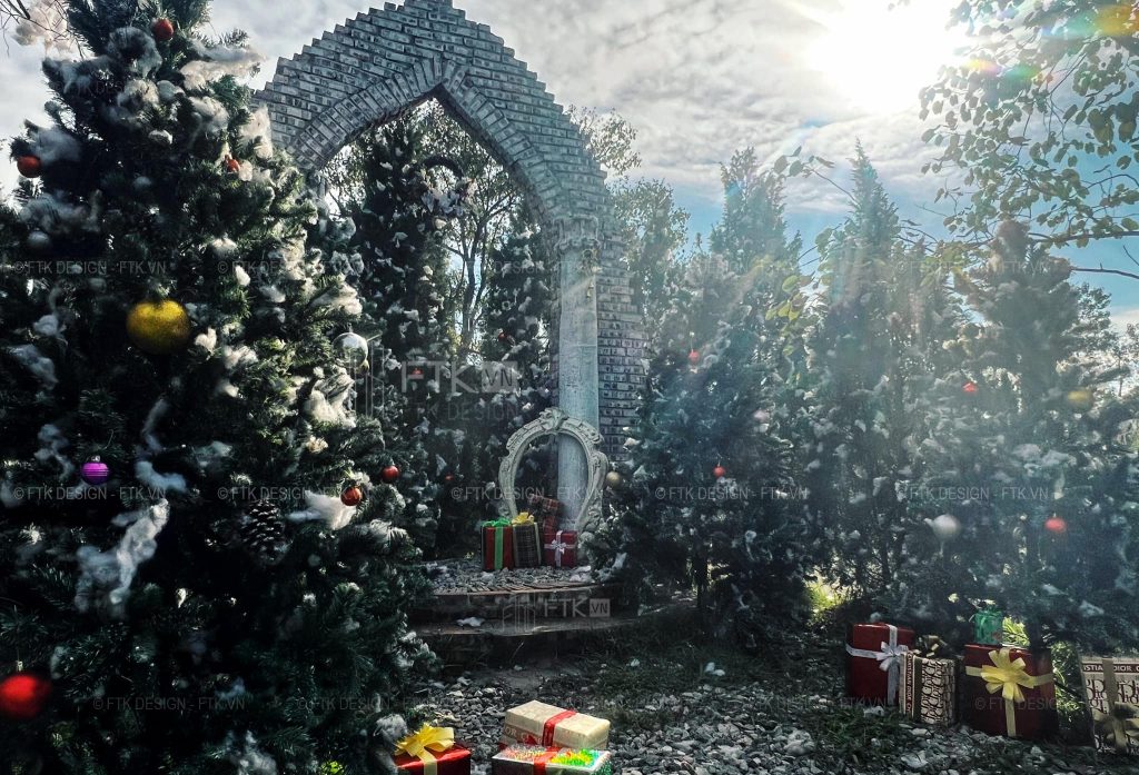 Một góc Decor không khí giáng sinh với cổng trời, cây thông noel